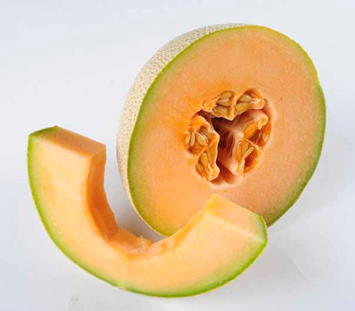 Melón. El mejor amigo de tu piel gracias su concentración de vitamina A, que ayuda a optimizar su función auto-reparadora. Así explica Medicine Net, sitio dedicado a la salud, que añade que, la falta de vitamina A, puede propiciar piel seca; mientras que WebMD señala que la vitamina puede ayudar a suavizarla y a promover una tonalidad más uniforme.