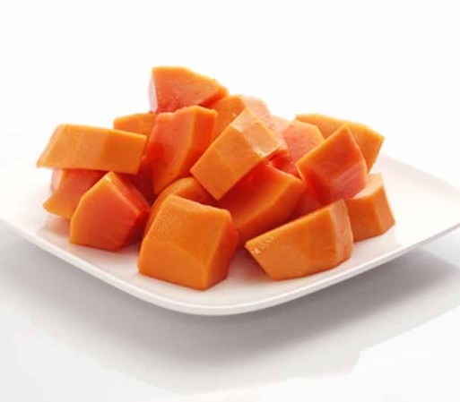 Papaya. Rica en múltiples vitaminas y minerales, la papaya, de acuerdo con Health Guidance, nos da vitalidad, promueve la buena digestión y mejora nuestras defensas contra el resfriado y otras enfermedades. Además, promueve el buen funcionamiento de los músculos.