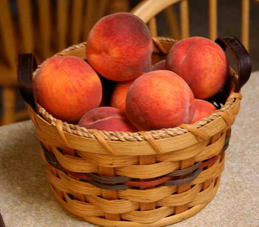 Duraznos. Ricos en vitamina A y potasio, los duraznos también contiene niacina, que como explica el Departamento de Agricultura de los Estados Unidos (USDA), es una vitamina positiva para la piel y el aparato digestivo. Health Guidance menciona que los duraznos también son ricos en fibra y agua, y que tienen un ligero efecto laxante y diurético, por lo que pueden ser aliados de la figura.