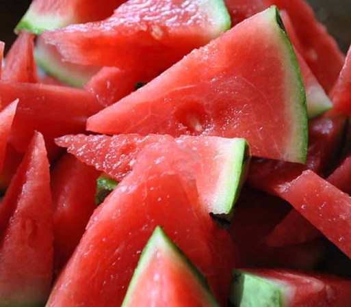 Sandía. Súper hidratante para tu piel por su alto contenido en agua, la sandía, como menciona Eat Right, portal especializado en nutrición, también cuenta con vitaminas A, C, potasio y licopeno, un poderoso antioxidante que puede ayudar a reducir el riesgo de cáncer y otras enfermedades crónicas.
