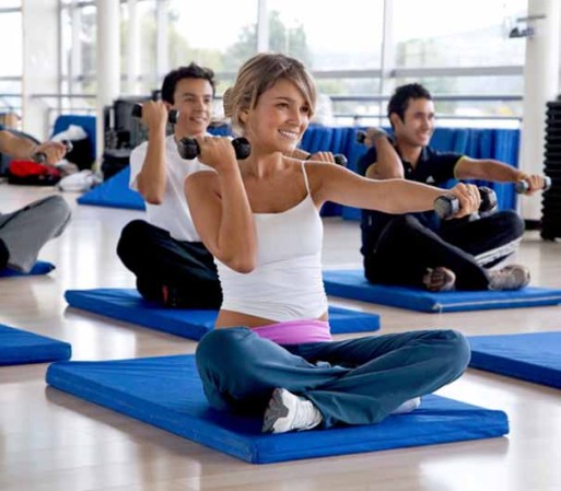 Únete a un grupo. Si trabajar hombro a hombro con un compañero, no es lo tuyo, una disciplina grupal, puede aportar los mimos beneficios. Ya sea que te unas a un equipo de tu deporte favorito, o que te inscribas a una clase de yoga, baile o natación; de ello obtendrás las ventajas de la convivencia, la guía experta de un instructor, e incluso puede llevarte a involucrarte en otras actividades.