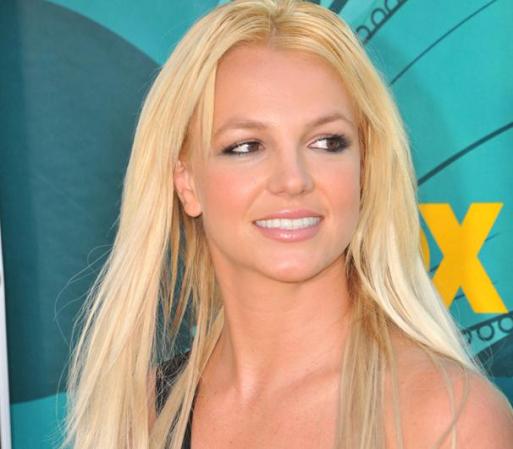 Britney Spears fue durante la años una ficha fija. Todos decían, con razón, que nadie podía hacerle sombra. Incluso Madonna la invitó al escenario y cantaron juntas. Pero esta rubia ha cometido algún que otro tropezón. Pero no hay que darla por muerta en la carrera: es experta en resurrecciones. ¿Podrá volver con todo y reclamar el trono que ya tenía asegurado?