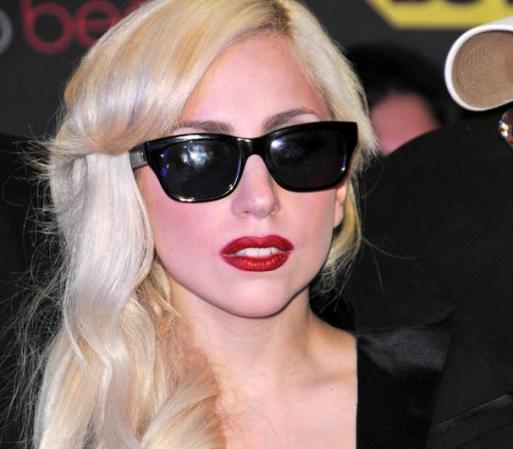 Lady Gaga. Este indescriptible personaje, generoso en polémicas, de una personalidad avasallante y un talento descomunal, se perfile como una de las elegidas a llevarse la corona. Su juventud, su arrogancia, su intrepidez, su magia... Tiene todo para ser la próxima reina.
