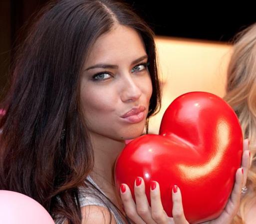 Adriana Lima, la diosa de Victoria's Secret, comenzó a cantar, actuar y trabajar de modelo a los 15 años pero se las ingenió para mantenerse virgen hasta los 27. Siempre habló de la importancia de conservarse virgen hasta el matrimonio. Así sucedió, según afirma. En 2009 contrajo matrimonio con Marco Jaric. Luego, Adriana aseguraría que descubrió que estaba embarazada al volver de la luna de miel.