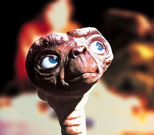 Para dar vida al muñeco de E.T., cuyo rostro tomó como inspiración las caras de Albert Einstein y los escritores Ernest Hemingway y Carl Sandburg, se empleó un equipo de expertos en el manejo de marionetas, así como varios actores enanos.