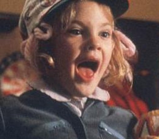 El film es el primero en que actuaba una pequeñísima actriz llamada Drew Barrymore, que luego se convertiría en una súper estrella del cine mundial.