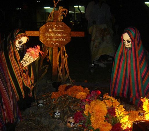 Aunque mucha gente en México celebra el día de muertos es en el estado de Michoacán donde mejor se representa esta fiesta, hay toda clase de fiestas, comúnmente la gente asiste a los cementerios y se queda toda la noche escuchando música regional, comiendo y celebrando las almas de sus difuntos.