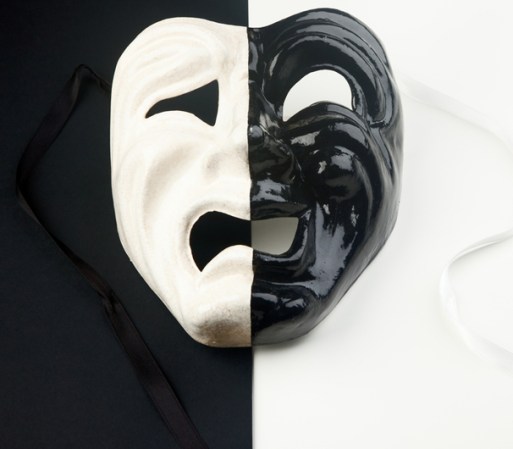 Géminis. Algo ambivalente y gracioso. Para este signo queda de maravilla juntarse con alguna amiga y hacer de pareja siamesa; la mitad del cuerpo de hombre y la otra, de mujer; ir de blanco y negro, Pixie o Dixie, ¿o qué tal un Rodolfo Valentino con mucha plumilla?