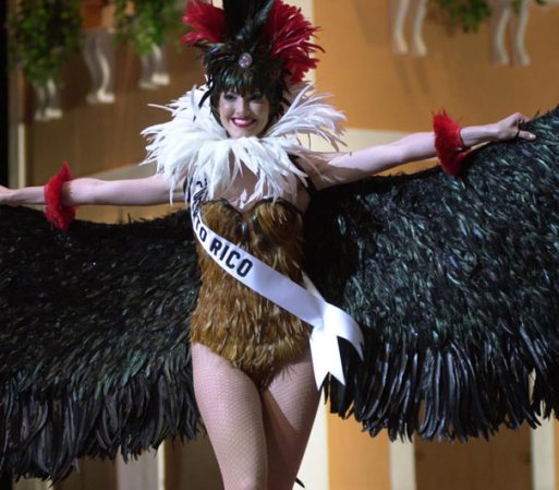 Aunque a Denise M. Quiñones de Puerto Rico sólo le faltó levantar el vuelo con su traje típico, resultó la ganadora del certamen en el 2001.