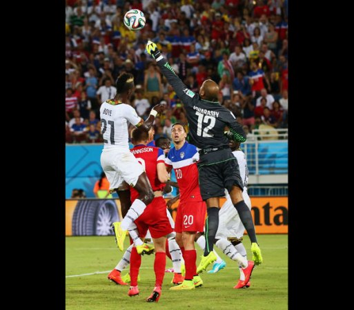 Dempsey recibió una fuerte patada en la nariz a los 33 minutos, cuando saltó a disputar un balón con John Boye.