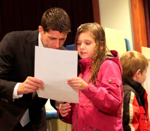 El candidato a la vicepresidencia por parte del Partido Republicano, Paul Ryan, le muestra a su hija Liza Ryan su boleta antes de emitir su voto este martes, en Janesville, Wisconsin.