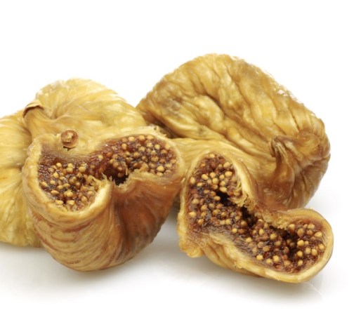 4. HIGOS DESHIDRATADOS: Los higos deshidratados son un refrigerio buenísimo, ya que purifican tu sangre y te ayudan eliminar toxinas de tu sistema. Si los quieres aún mejores para tu organismo, busca en las tiendas de productos naturales por marcas que no tengan mucha azúcar o conservadores. Pero, ojo, ten cuidado y consúmelos en moderación ya que son naturalmente altos en azúcar.