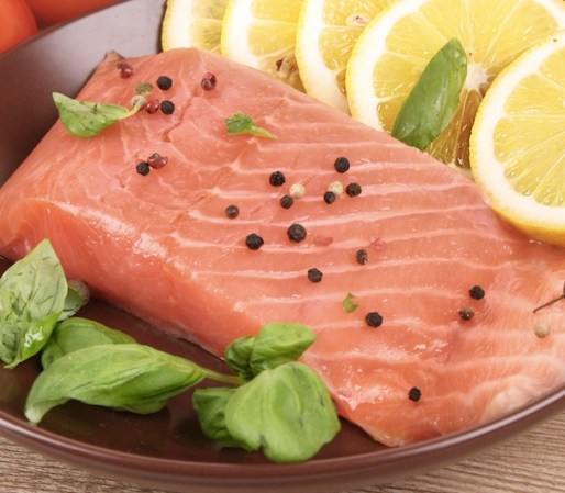 10. SALMÓN: Este tipo de pescado es rico en Omega-3. Hay estudios que indican que esta sustancia puede protegerte de la depresión. Lo puedes comer a la plancha, en una rica ensalada o ahumado sobre un delicioso bagel integral.