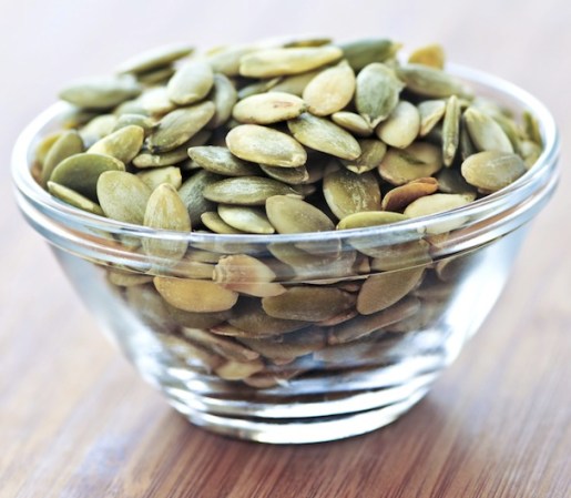 5. PEPITAS O SEMILLAS DE CALABAZA: Representan una alternativa más “light” a las nueces, que a la vez satisfacen la necesidad de comer algo crujiente. Contienen magnesio, hierro, calcio, vitamina K y proteína. Son una excelente opción para media tarde, cuando ya hace rato que pasó tu hora de comida, y todavía falta para que llegues a la cena.