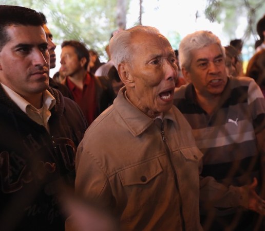Hombres que no pudieron votar reclaman por no haber alcanzado boletas electorales en su casilla.