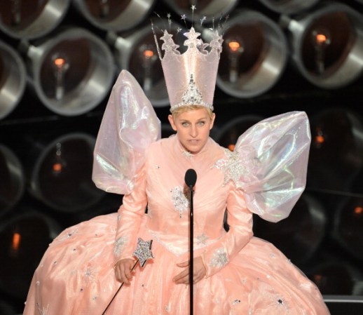 ¡Ellen divirtiéndose como presentadora!