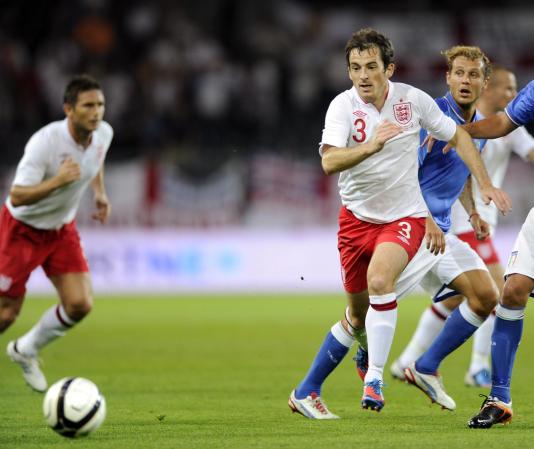 Leighton Baines de Inglaterra en acción.