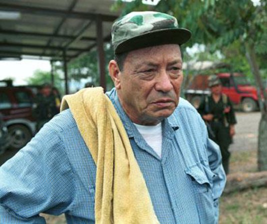 Manuel Marulanda Vélez escapó de la justicia colombiana durante décadas mientras dirigía el grupo terrorista Fuerzas Armadas Revolucionarias de Colombia. Su muerte fue natural, y tuvo lugar el 26 de marzo del 2008.