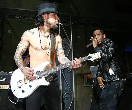 Dave Navarro. Guitarrista californiano que ha sido parte de bandas como Jane's addiction y Red Hot Chilli Peppers. Entra en la categoría de 'catalogo viviente de tatuajes'.
