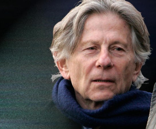 El cineasta Roman Polanski permanece prófugo de la justicia de Estados Unidos desde 1977 cuando fue acusado de violar a la menor Samantha Geimer, de 13 años. Vive en Europa.