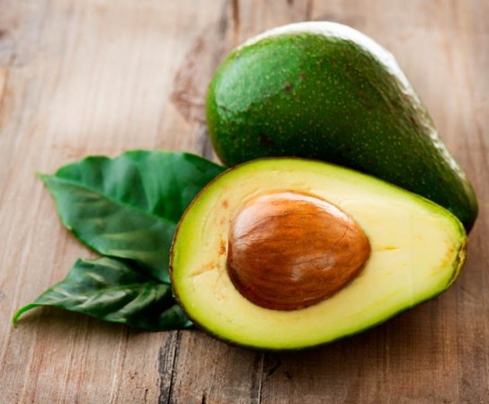 Aguacate: contrario a lo que se podría pensar la grasa del aguacate ayuda a incrementar los niveles de colágeno y es rico en vitamina E, esencial en la hidratación de la piel.