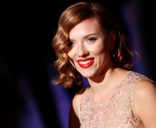 A la actriz Scarlett Johansson le encanta montárselo en el asiento de atrás de los autos, según se desprende del libro.
