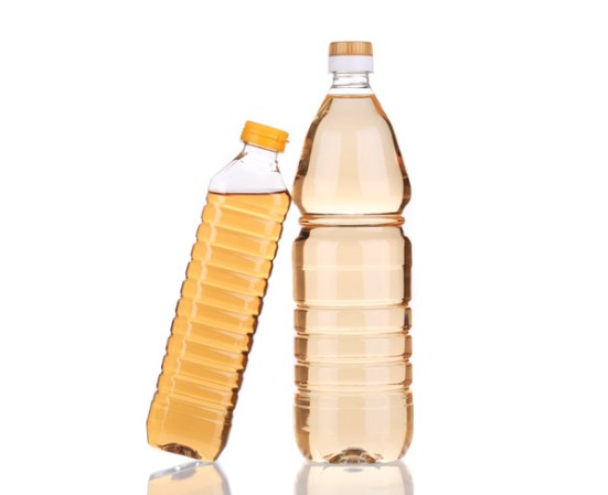 Vinagre. Utilizando medio limón y vinagre en un algodón o trapo, los restos de cal o sarro se eliminan perfecto.