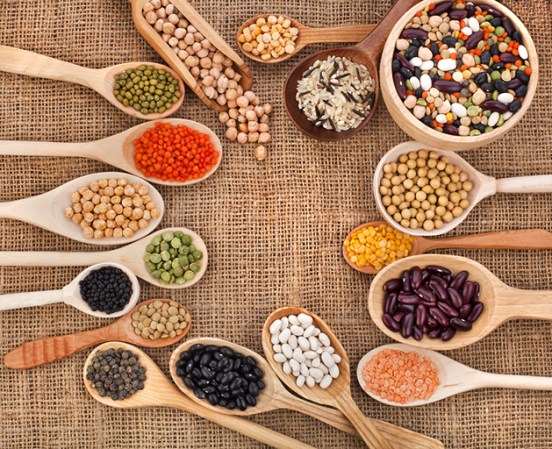 Las legumbres -alubias, lentejas, garbanzos, etcétera- son una de las principales fuentes de hidratos de carbono y proteínas de origen vegetal.