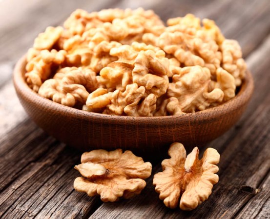 Nueces: Ricas en vitamina E, selenio, omega 3 y zinc, mantienen los niveles de colágeno altos y protegen contra el daño celular. Además su alto contenido de fibra ayuda a mantener el colon en movimiento, facilitando la eliminación de desechos.