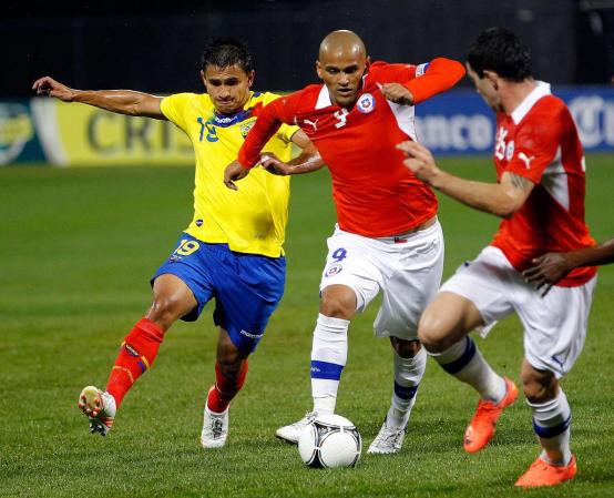 Luis Fernando Saritama #19 de Ecuador y Humberto Suazo #9, uno de los jugadores más veteranos de la selección de la estrella solitaria.