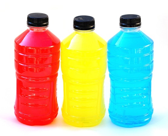 Agua vitaminada, una sola botella aporta 30 gramos de azúcar, tan solo 6 menos que una lata de refresco negro. Si tienes sed lo mejor es agua natural.