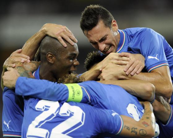 Los italianos celebran el primer gol, obra de De Rossi al minuto 15.