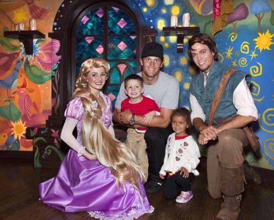 Tom Brady con sus hijos Jack y Jordan en Disneylandia