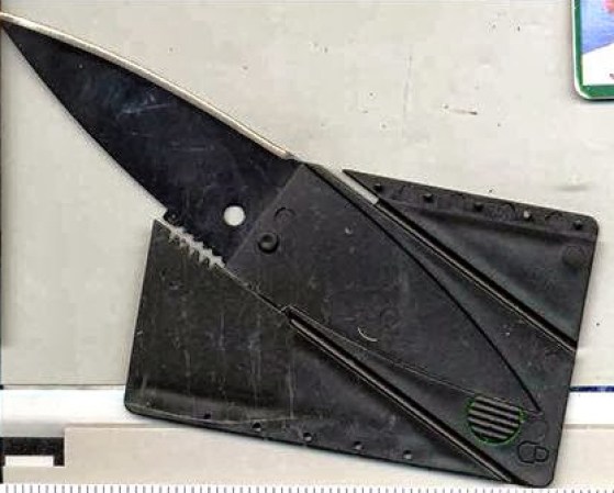 Cuchillo escondido entre una tarjeta de crédito confiscado en el aeropuerto de Albuquerque (NM).