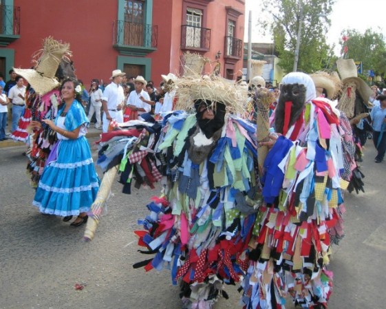 Recientemente se han agregado a las fiestas de la Guelaguetza otros espectáculos folclóricos para esparcimiento popular, tales como el desfile de las delegaciones organizado a la manera de la Calenda tradicional.