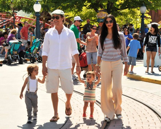 El guapo actor estadounidense Matthew McConaughey es papá de Levi, de 5 años, Vida, de 4, y Livingston, de 2, a quienes procreó con su esposa Camila Alves, modelo y diseñadora de origen brasileño. Aquí, durante una visita que realizaron a Disneylandia cuando aún no nacía Livingston, el más pequeño.