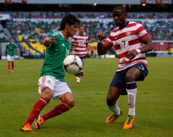 Angel Reina de México y Edu Maurice disputan un balón.