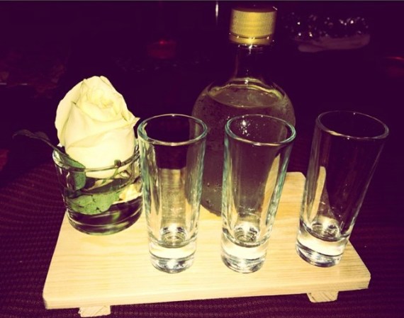 Bacanora. Se parece al mezcal, pero es elaborado a base del vegetal Agave vivipara, y puede mezclarse para preparar diversos cocteles.
