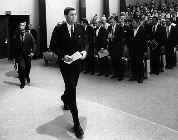 Al ex presidente John F. Kennedy le "ponía" susurrarle comentarios subidos de tono al oído de sus amantes, entre ellas Marilyn Monroe.