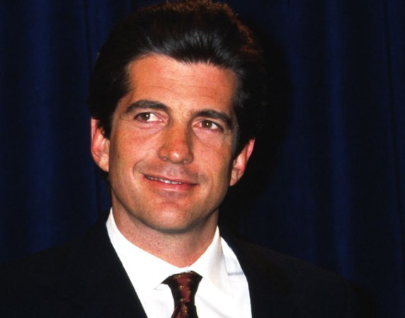 El hijo mayor del presidente John Kennedy, con el que compartía el nombre, falleció junto con su esposa Carolyn el 16 de julio de 1999 al precipitarse sobre el océano su avioneta cuando viajaban al aeropuerto de Martha's Vineyard, en Masachusets, para una boda.