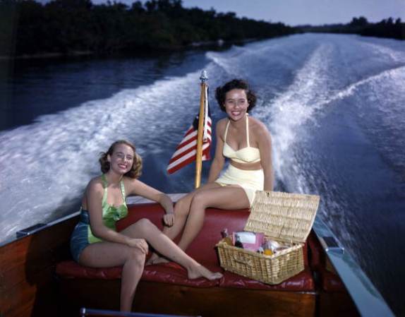 El fotógrafo Joseph Janney Steinmetz se consagró con fotos como esta, de 1951. La modelo a la izquierda es su hija, Lois Duncan Steinmetz. Su compañera de aventuras es Polly Gaines.