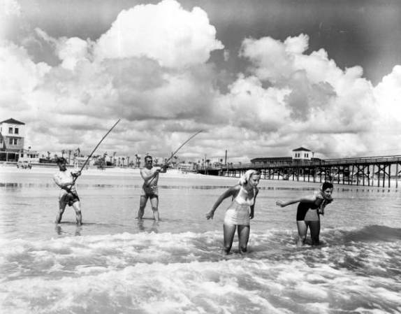 ¿Quién pescó a quién? <br />Payasadas en el mar, St. Augustine Beach, Florida, 1949.