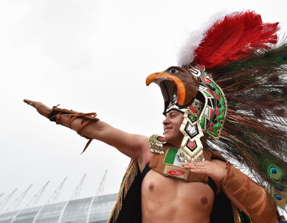 Los fans del partido de México contra Brasil también fueron parte del espectáculo.