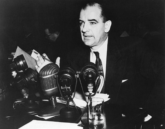 Joseph McCarthy, senador republicano por el estado de Wisconsin, murió a la edad de 48 años a causa de su alcoholismo crónico.