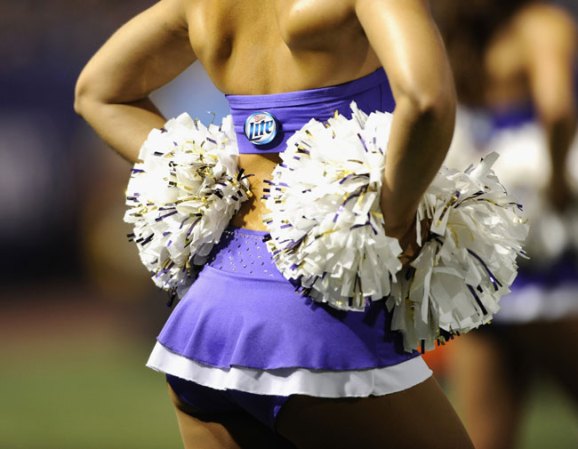 Las porristas de la NFL y del "football" universitario asombran con su belleza y su energía.