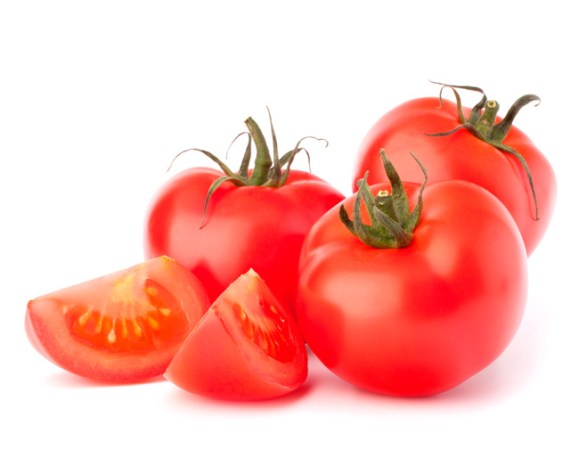 3. Tomates: Come mucho tomate crudo. Su alto contenido en fitonutrientes ayuda a disolver la grasa.