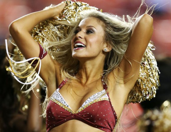 Las porristas de la NFL y del "football" universitario asombran con su belleza y su energía.