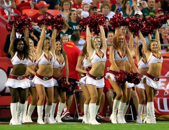 Las porristas de la NFL y del "football" universitario asombran con su belleza y su energía.