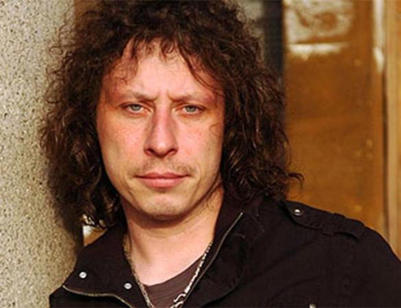 Stuart Cable. El ex batería y miembro fundador de la banda Stereophonics, fue hallado muerto en su casa de Aberdare, en Gales; aparentemente su muerte se debió al exceso en la ingesta de alcohol.