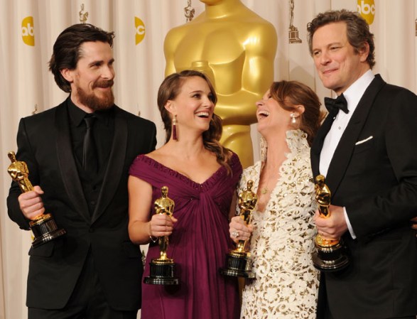 En esta imagen se le ve celebrando con los también ganadores del Oscar Natalie Portman ("Black Swan"), Melissa Leo ("The Fighter") y Colin Firth ("The King's Speech") en la ceremonia de 2011.